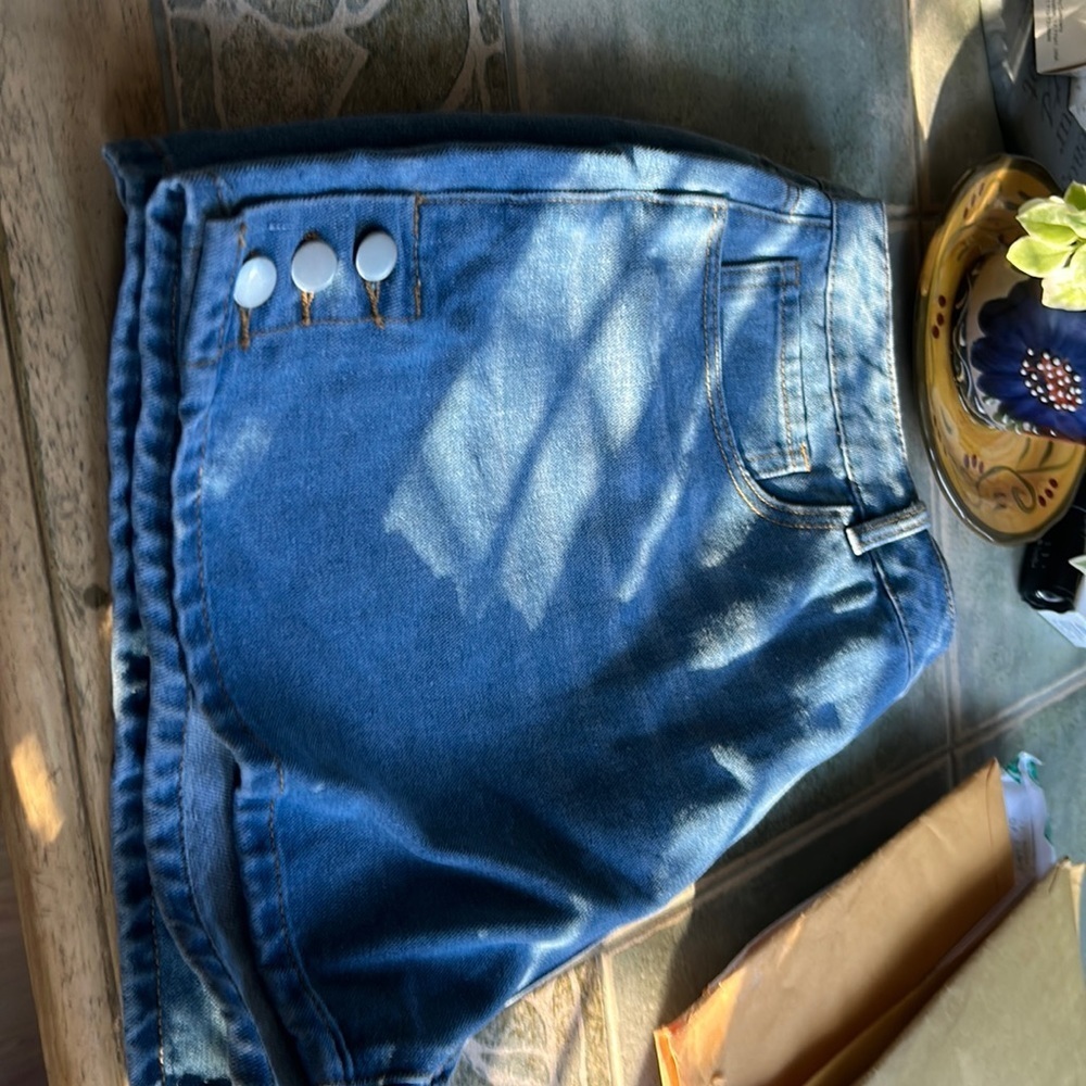 Women’s denim shorts. 3 button at thigh.